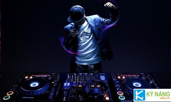 Nghề DJ là gì ? Học DJ tốt không chỉ có đam mê và sáng tạo